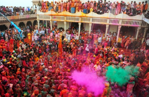 Celebrating Holi Festival at the Nandji Temple in India © www.ibtimes.co.uk